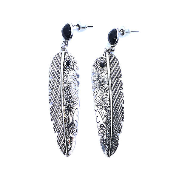 Longue feuille avec cabochons noirs
