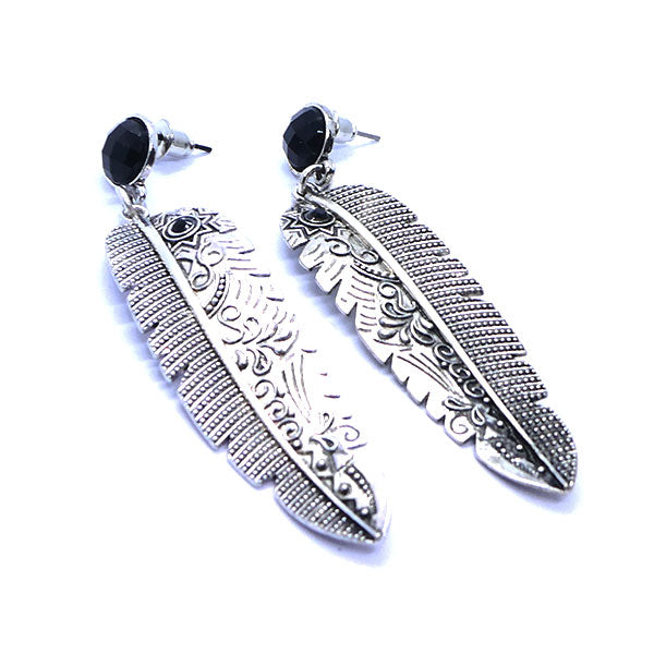 Longue feuille avec cabochons noirs